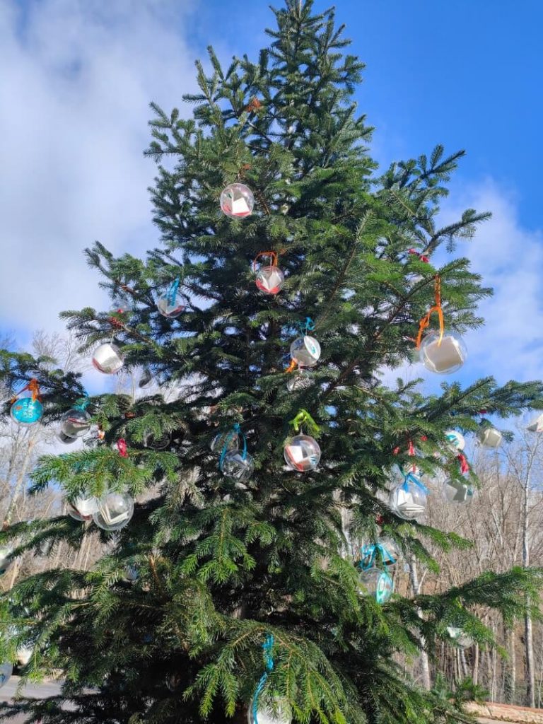 Arbol con bolas de navidad